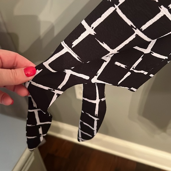 BLACK & WHITE LIGHT COVER PERFECT FOR BLACK DRESSES. TRAVEL ELEMENT - Picture 2 of 7